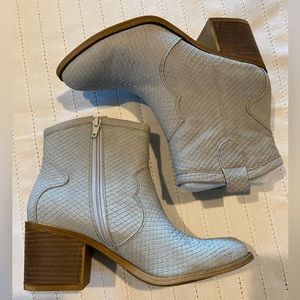 NWT DIRTY LAUNDRY UNITE GREY SNAKE BOOT